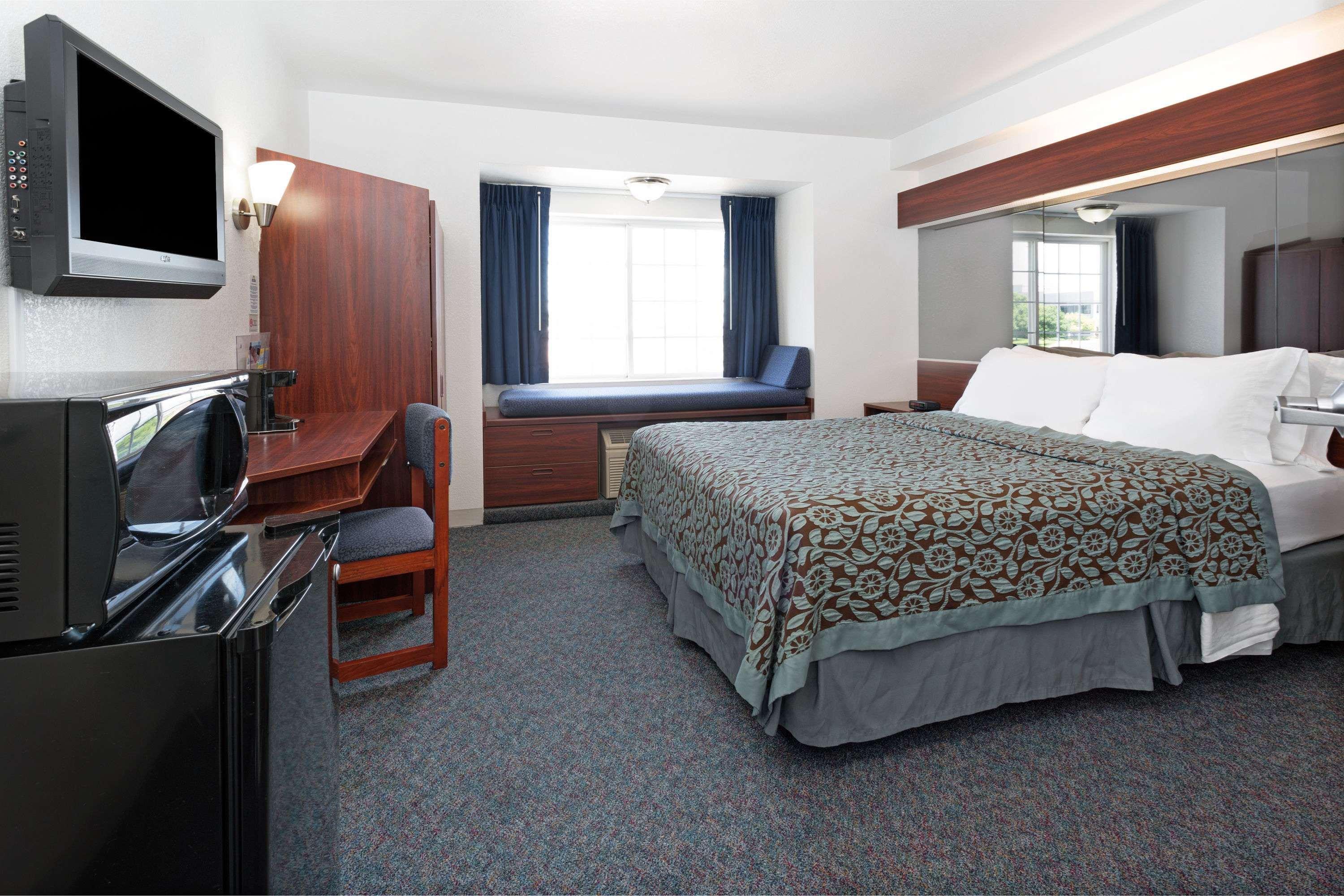 Days Inn & Suites By Wyndham Ґрілі Екстер'єр фото
