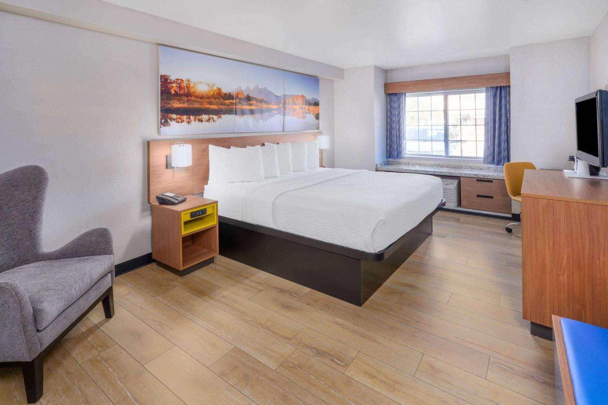 Days Inn & Suites By Wyndham Ґрілі Екстер'єр фото