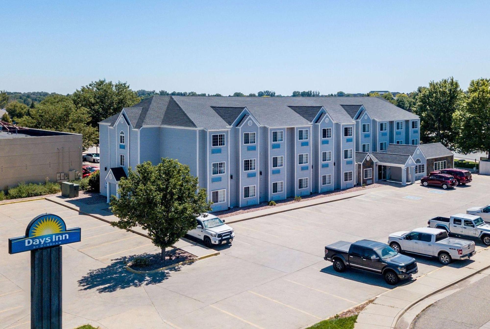 Days Inn & Suites By Wyndham Ґрілі Екстер'єр фото