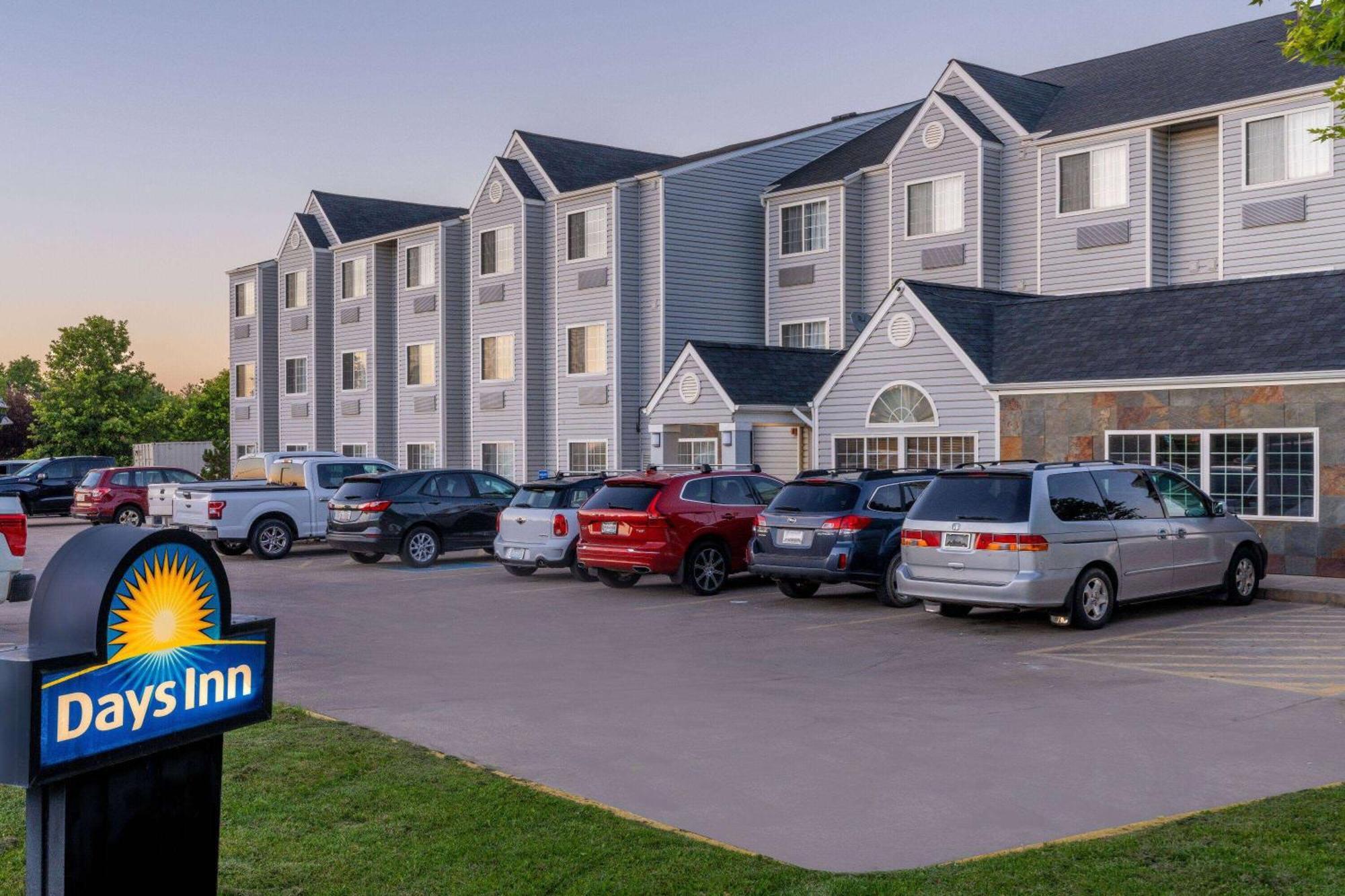 Days Inn & Suites By Wyndham Ґрілі Екстер'єр фото